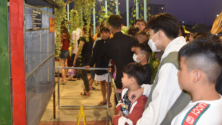 Nhiều em nhỏ thích thú khi xem rắn thật tại đường hoa Quảng trường Hùng Vương mừng Xuân Ất Tỵ năm 2025.