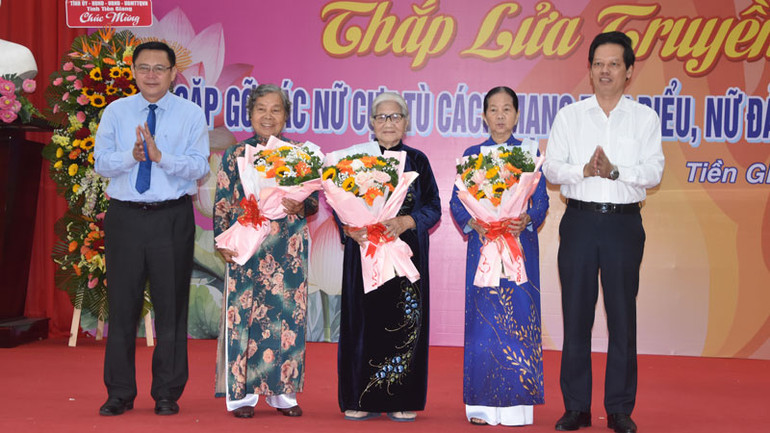 Lãnh đạo tỉnh Tiền Giang trao hoa cảm ơn những cống hiến của các cô, các mẹ.