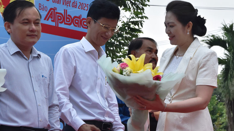 Giám đốc Sở Văn hóa-Thể thao và Du lịch tỉnh Tiền Giang Nguyễn Thị Uyên Trang tặng hoa cho các nhà tài trợ giải.