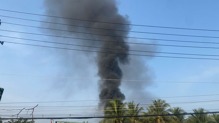 Khói bốc lên cao từ đám cháy. Khói bốc lên cao từ đám cháy.