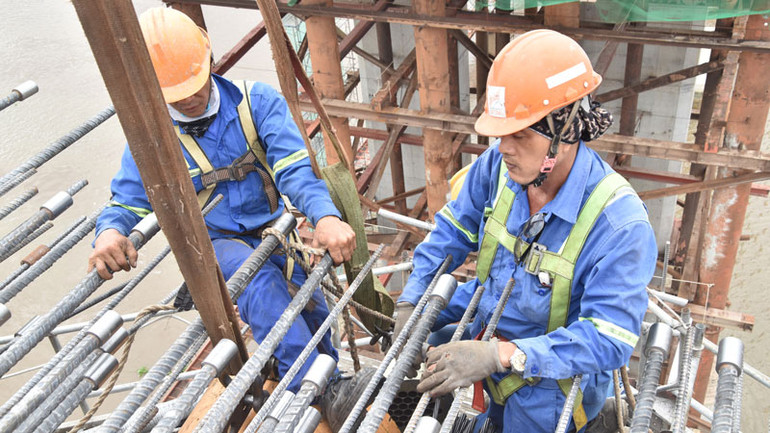 Công nhân thi công tăng cường lực cho nhịp cầu.