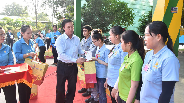 Đồng chí Nguyễn Văn Danh, Ủy viên Trung ương Đảng, Bí thư Tỉnh ủy, Trưởng Đoàn Đại biểu Quốc hội đơn vị tỉnh Tiền Giang tặng quà cho công nhân, người lao động.