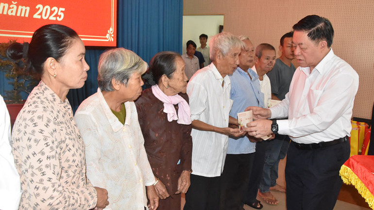 Đồng chí Nguyễn Trọng Nghĩa tặng quà cho gia đình chính sách tại huyện Cai Lậy (Tiền Giang).