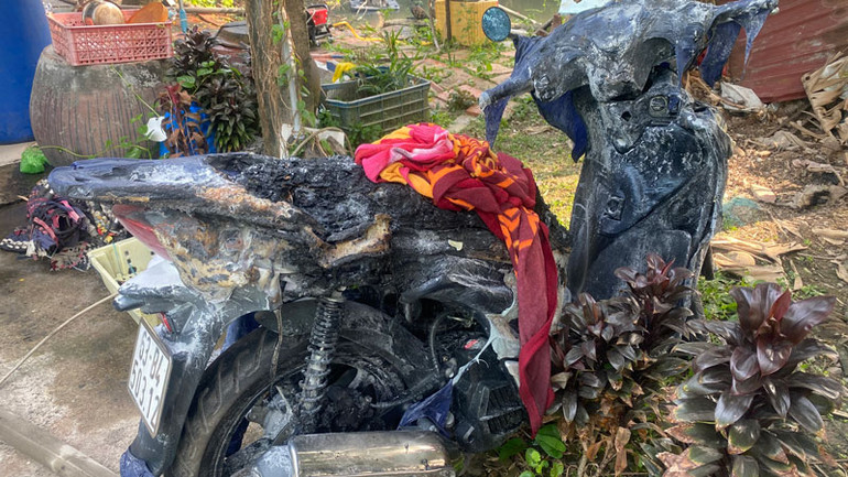 Chiếc xe mô-tô bị hư hỏng nặng. Chiếc xe mô-tô bị hư hỏng nặng.