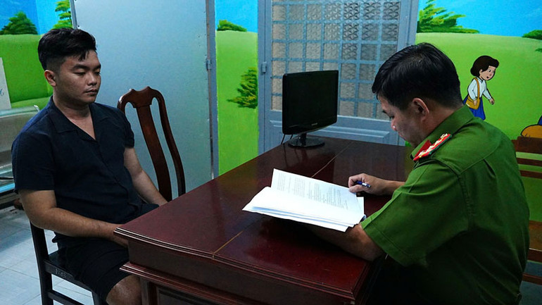 Nghi phạm Nguyễn Hữu Thắng làm việc với cơ quan Công an.