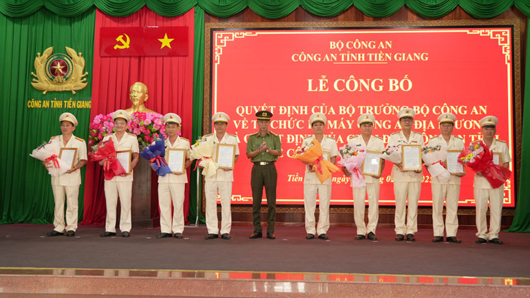 Đại tá Nguyễn Văn Nhựt, Giám đốc Công an tỉnh Tiền Giang trao Quyết định cho các đồng chí được điều động giữ chức vụ Trưởng Phòng.