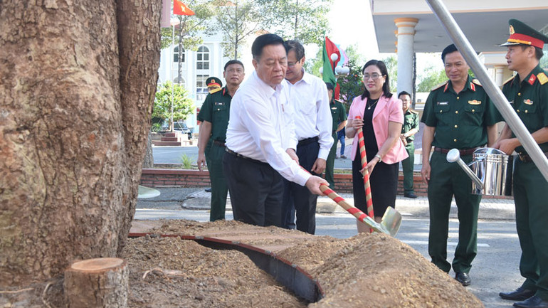Đoàn công tác trồng cây lưu niệm trong khuôn viên Bệnh viện.