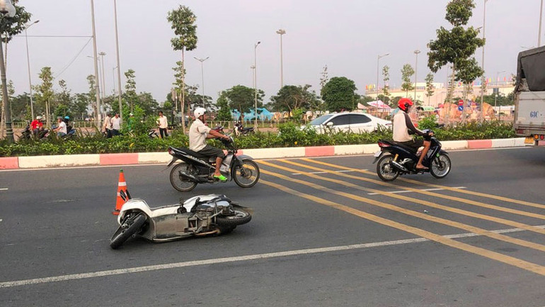 Hiện trường vụ tai nạn khiến 2 người chết, 1 người bị thương.