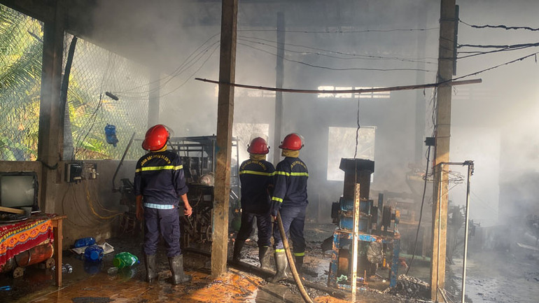Cán bộ, chiến sĩ Phòng Cảnh sát phòng cháy, chữa cháy và cứu nạn, cứu hộ (Công an Tiền Giang) có mặt tại hiện trường để dập lửa. Cán bộ, chiến sĩ Phòng Cảnh sát phòng cháy, chữa cháy và cứu nạn, cứu hộ (Công an Tiền Giang) có mặt tại hiện trường để dập lửa.