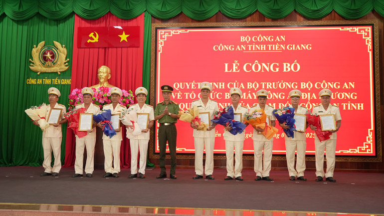 Đại tá Nguyễn Văn Nhựt, Giám đốc Công an tỉnh Tiền Giang trao Quyết định cho các đồng chí nghỉ công tác hưởng chế độ hưu trí.