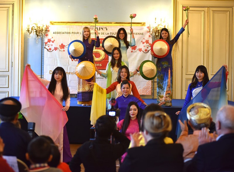 APCV chính thức trở thành Chủ tịch Câu lạc bộ Di Sản áo dài tại Pháp và châu Âu. (Ảnh: MINH DUY)