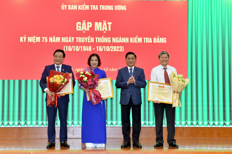 Đồng chí Trần Cẩm Tú trao bằng khen của Ủy ban Kiểm tra Trung ương tặng các cá nhân. (Ảnh: ĐĂNG KHOA)