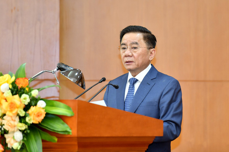 Đồng chí Trần Cẩm Tú, Ủy viên Bộ Chính trị, Bí thư Trung ương Đảng, Chủ nhiệm Ủy ban Kiểm tra Trung ương phát biểu tại buổi gặp mặt. (Ảnh: ĐĂNG KHOA)