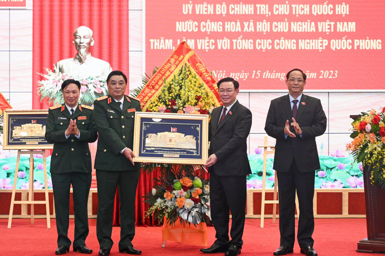 Chủ tịch Quốc hội Vương Đình Huệ tặng hoa, quà chúc mừng Tổng cục Công nghiệp Quốc phòng. (Ảnh: DUY LINH) Chủ tịch Quốc hội Vương Đình Huệ tặng hoa, quà chúc mừng Tổng cục Công nghiệp Quốc phòng. (Ảnh: DUY LINH)