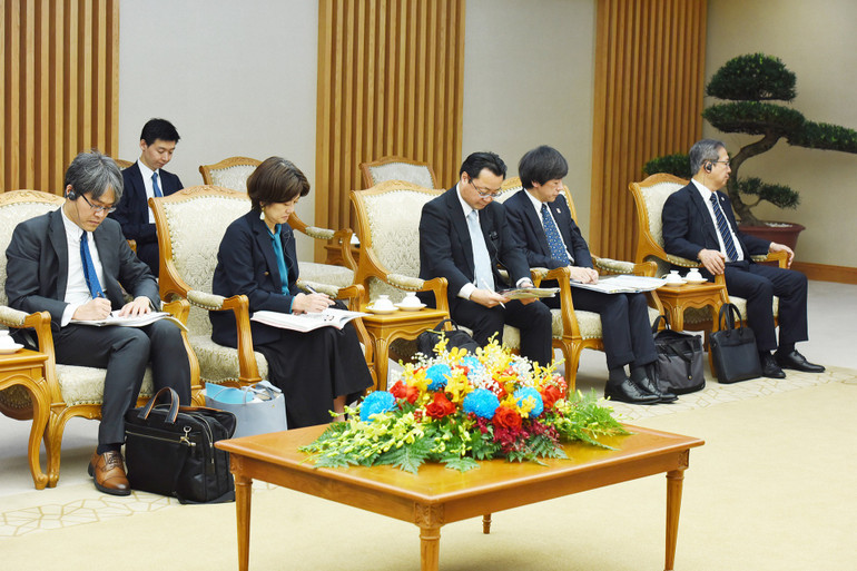 Các thành viên đi cùng đoàn với Bộ trưởng Bộ Kinh tế, Thương mại và Công nghiệp Nhật Bản Nishimura Yasutoshi. Các thành viên đi cùng đoàn với Bộ trưởng Bộ Kinh tế, Thương mại và Công nghiệp Nhật Bản Nishimura Yasutoshi.