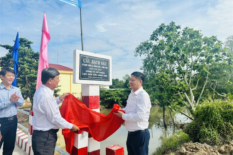 Nghi thức gắn biển công trình cầu Rạch Sâu.