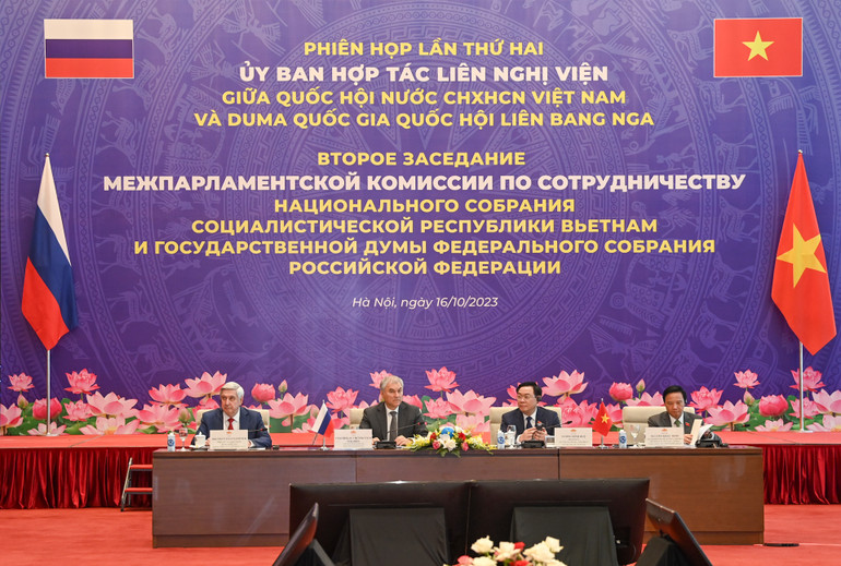 Chủ tịch Quốc hội Vương Đình Huệ cùng Chủ tịch Duma Quốc gia Quốc hội Liên bang Nga Vyacheslav Viktorovich Volodin và các Phó Chủ tịch Quốc hội tại phiên họp. (Ảnh: Duy Linh)