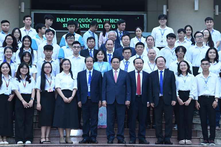 Thủ tướng Phạm Minh Chính chụp ảnh lưu niệm với lãnh đạo, sinh viên Đại học Quốc gia Thành phố Hồ Chí Minh.