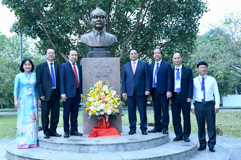 Thủ tướng Phạm Minh Chính và các đồng chí lãnh đạo chụp ảnh lưu niệm tại Tượng đài cố Thủ tướng Võ Văn Kiệt.