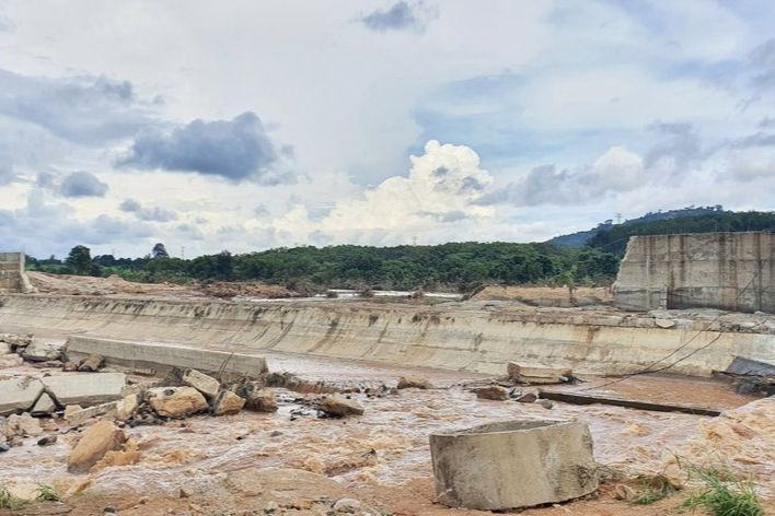 Một phần thân đập thuộc máy thủy điện Ia Glae 2 bị nước lũ cuốn trôi do mưa lớn.