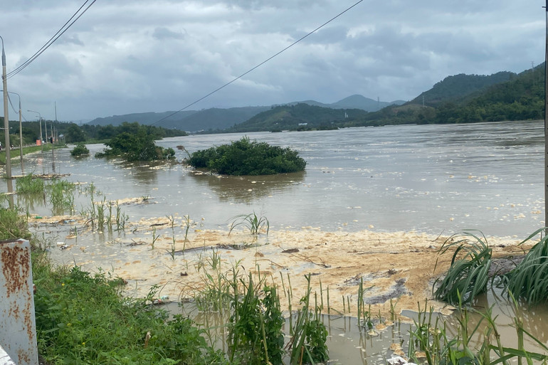 Tuyến ĐT 645 từ Tuy An đi Đồng Xuân đã bị chia cắt tại đầu cầu sắt La Hai, huyện Đồng Xuân lúc 11 giờ trưa nay.