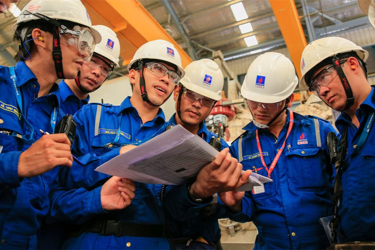 Anh Bùi Huy Phong (thứ 3 từ trái sang) cùng các cộng sự họp bàn về giải pháp.