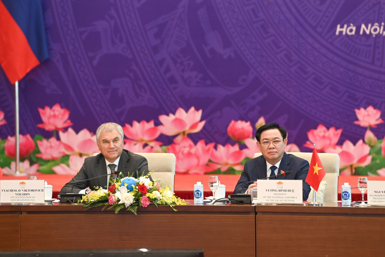 Chủ tịch Quốc hội Vương Đình Huệ và Chủ tịch Duma Quốc gia Quốc hội Liên bang Nga Vyacheslav Viktorovich Volodin chủ trì phiên họp. (Ảnh: Duy Linh)