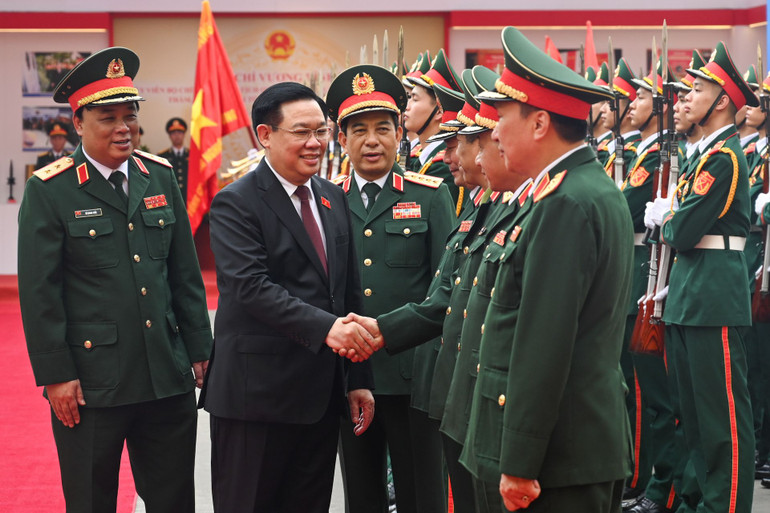 Chủ tịch Quốc hội Vương Đình Huệ với lãnh đạo Tổng cục Công nghiệp Quốc phòng. (Ảnh: DUY LINH) Chủ tịch Quốc hội Vương Đình Huệ với lãnh đạo Tổng cục Công nghiệp Quốc phòng. (Ảnh: DUY LINH)