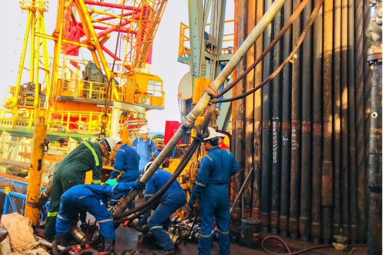 Bộ ảnh: Công tác thực hiện nứt vỉa thủy lực để tăng cường khai thác dầu, đạt giải Nhất ảnh Bộ của tác giả Phạm Minh Cường, Xí nghiệp Khai thác dầu khí.