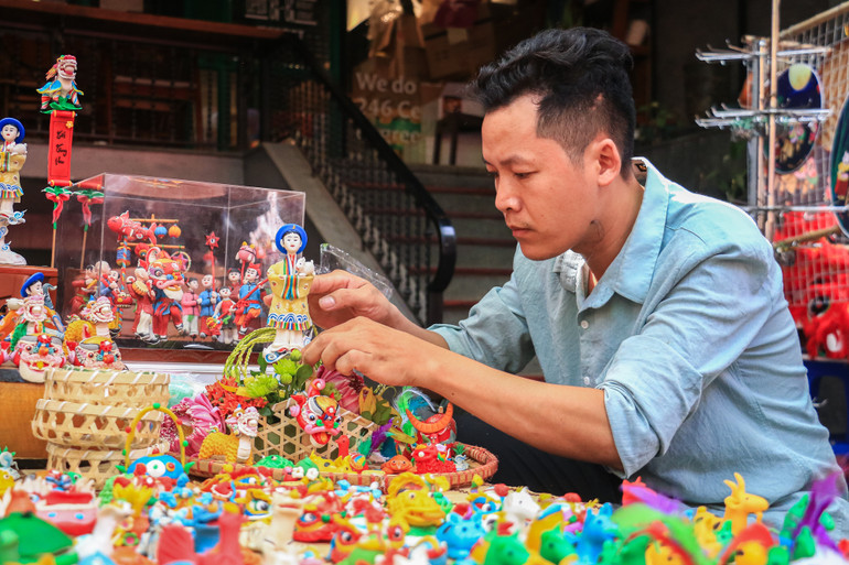 Nghề nặn tò he thôn Xuân La, xã Phượng Dực, tỉnh Phú Xuyên.