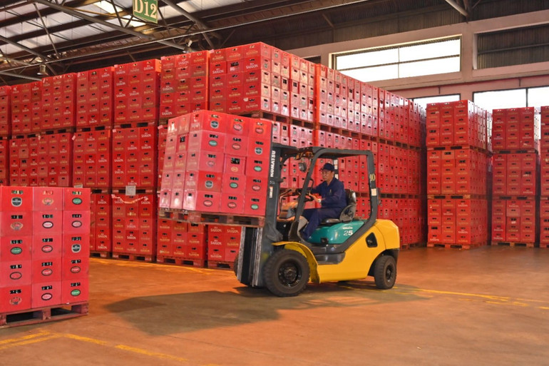 Công nhân làm việc tại nhà máy Bia Saigon.