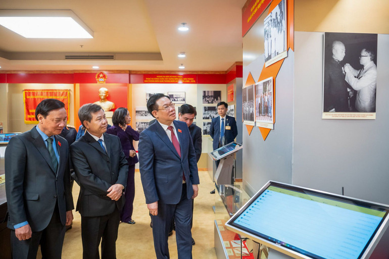Chủ tịch Quốc hội Vương Đình Huệ cùng các đại biểu thăm phòng truyền thống tại Viện Kiểm sát nhân dân tối cao. (Ảnh: DUY LINH) Chủ tịch Quốc hội Vương Đình Huệ cùng các đại biểu thăm phòng truyền thống tại Viện Kiểm sát nhân dân tối cao. (Ảnh: DUY LINH)