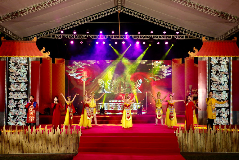 Các tiết mục văn nghệ hấp dẫn mở đầu chương trình.