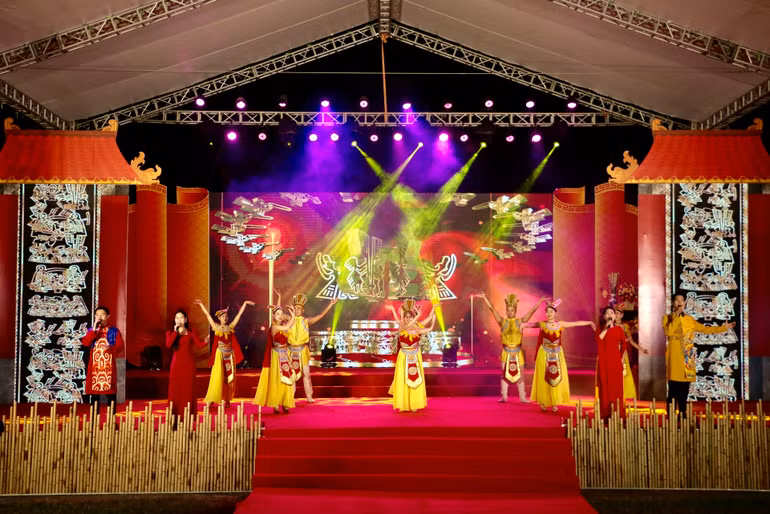 Các tiết mục văn nghệ hấp dẫn mở đầu chương trình. Các tiết mục văn nghệ hấp dẫn mở đầu chương trình.