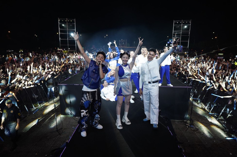 DJ Mie xinh đẹp cho thấy sức hút quá “nóng" với khán giả Cà Mau. DJ Mie xinh đẹp cho thấy sức hút quá “nóng" với khán giả Cà Mau.