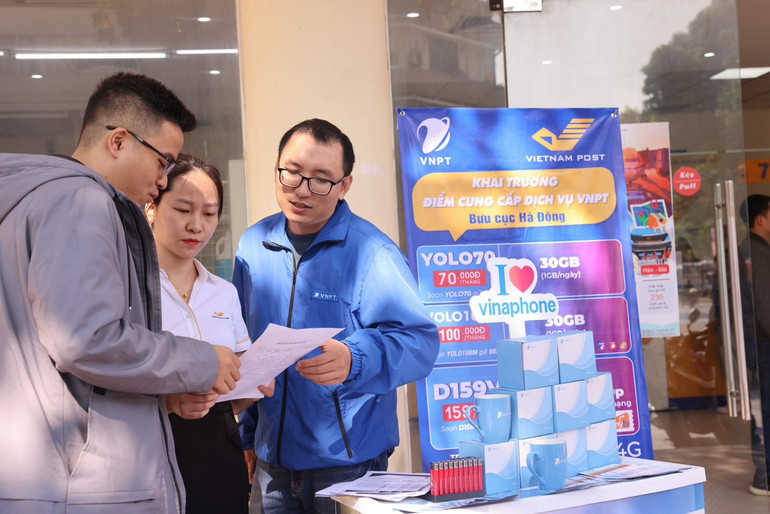 Nhân viên bưu điện và nhân viên VNPT sẵn sàng phục vụ khách hàng mọi lúc mọi nơi.