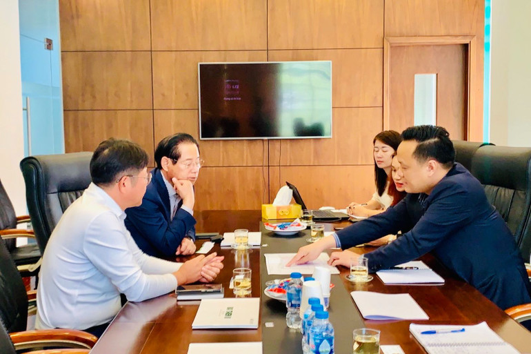 Trao đổi với các nhà đầu tư thứ cấp.