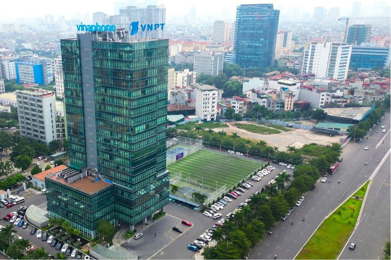 Tọa lạc tại một trong những khu đất “vàng” của quận Tây Hồ (Hà Nội),… không gian xanh mát bao trùm của tòa nhà VNPT VinaPhone đã tạo nên một điểm nhấn đặc biệt giữa lòng phố thị. Tọa lạc tại một trong những khu đất “vàng” của quận Tây Hồ (Hà Nội),… không gian xanh mát bao trùm của tòa nhà VNPT VinaPhone đã tạo nên một điểm nhấn đặc biệt giữa lòng phố thị.