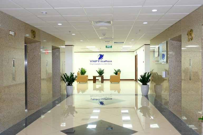 Ngay từ trong thiết kế và xây dựng ban đầu, VNPT VinaPhone đã chú trọng lựa chọn những vật liệu “xanh” thân thiện môi trường, tiết kiệm năng lượng. Tòa nhà được quản lý và vận hành tự động hóa 24/7 với hệ thống chiếu sáng, điều hòa thông minh, tưới tiêu tự động,… Riêng khu vực thang máy được tích hợp các cảm biến thông minh để tùy biến hoạt động theo nhu cầu từng thời điểm trong ngày. Ngay từ trong thiết kế và xây dựng ban đầu, VNPT VinaPhone đã chú trọng lựa chọn những vật liệu “xanh” thân thiện môi trường, tiết kiệm năng lượng. Tòa nhà được quản lý và vận hành tự động hóa 24/7 với hệ thống chiếu sáng, điều hòa thông minh, tưới tiêu tự động,… Riêng khu vực thang máy được tích hợp các cảm biến thông minh để tùy biến hoạt động theo nhu cầu từng thời điểm trong ngày.