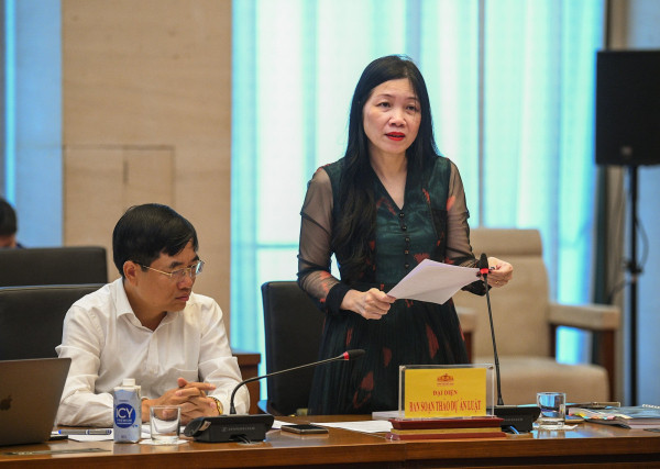 Đại diện Cơ quan soạn thảo trình bày tờ trình.