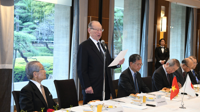 Chủ tịch Hội đồng Xúc tiến ngoại giao nhân dân (FEC) Ken Matsuzawa phát biểu chào mừng Thủ tướng Phạm Minh Chính tại buổi làm việc.