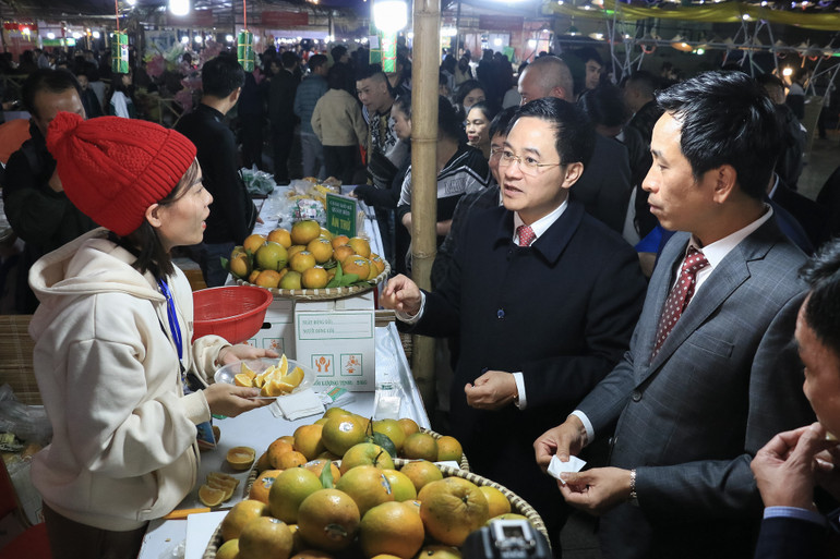 Các đại biểu tham quan gian hàng tại hội chợ. Các đại biểu tham quan gian hàng tại hội chợ.