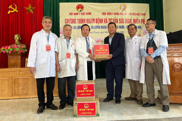 Hội Nam y Việt Nam trao quà cho xã Lương Trung.