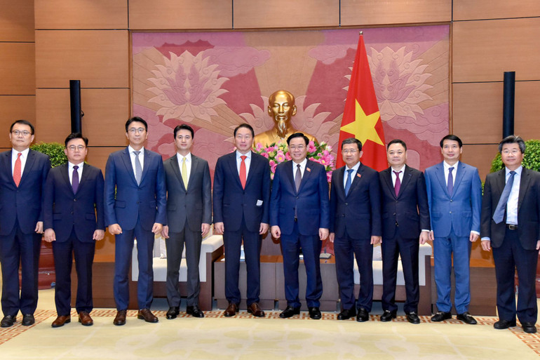 Chủ tịch Quốc hội Vương Đình Huệ và Chủ tịch Tập đoàn SK Hàn Quốc Chey Tae-won chụp ảnh lưu niệm với đại biểu hai nước tại buổi tiếp.