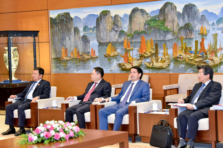 Lãnh đạo các Ủy ban của Quốc hội và các đại biểu Việt Nam dự buổi tiếp.