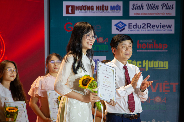 Tác giả xuất sắc đạt giải Nhất Giải Báo chí Sóng Trẻ 2023 hạng mục Phim trẻ.