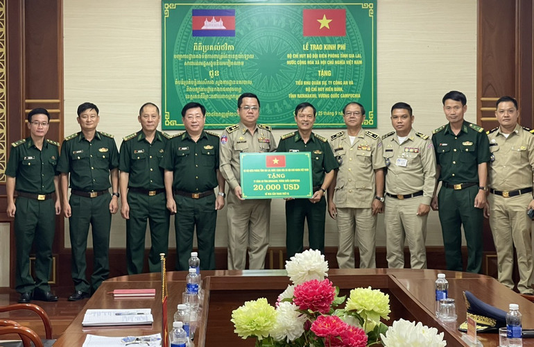 Đại diện đơn vị Campuchia tiếp nhận quà của Bộ đội Biên phòng tỉnh Gia Lai. Đại diện đơn vị Campuchia tiếp nhận quà của Bộ đội Biên phòng tỉnh Gia Lai.