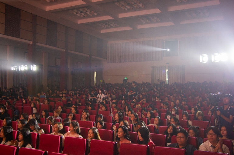 Chương trình thu hút đông đảo sinh viên đến tham dự.