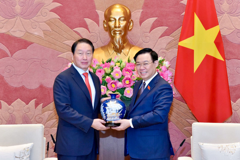 Chủ tịch Quốc hội Vương Đình Huệ tặng quà lưu niệm cho Chủ tịch Tập đoàn SK Hàn Quốc Chey Tae-won.