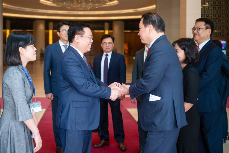 Chủ tịch Quốc hội Vương Đình Huệ tiễn Chủ tịch Tập đoàn SK Hàn Quốc Chey Tae-won.